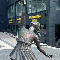 На Княгинині вандали пошкодили скульптуру дівчинки - їх зафіксували відеокамери