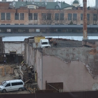 У Франківську на даху одного з цехів заводу "Промприлад" заховали автомобіль (ФОТО)