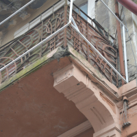  У Франківську балкони продовжують трусити старістю на голови перехожих