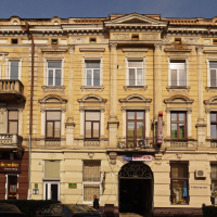 У Франківську мешканці пам'ятки архітектури відновили аварійний балкон. ВІДЕО